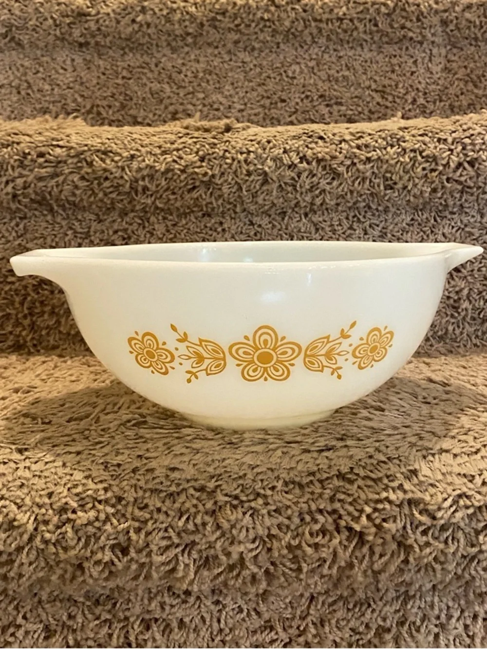 Pyrex 441 442 443 & 444 Yellow & White Mixing Bowl Set - Retro Style (Set of 4)